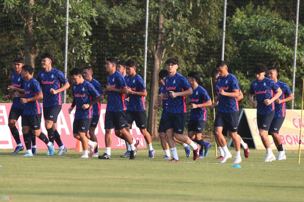 U23 Thái Lan cười đùa trong màn so tài tâng bóng