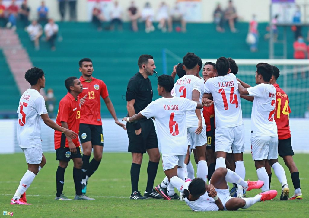 U23 Timor Leste xô xát với đối thủ ở trận thua thứ 2 tại SEA Games 31