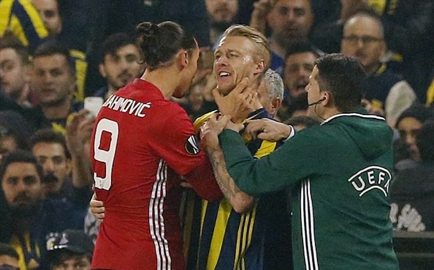 UEFA ra phán quyết vụ Ibra bóp cổ đối thủ