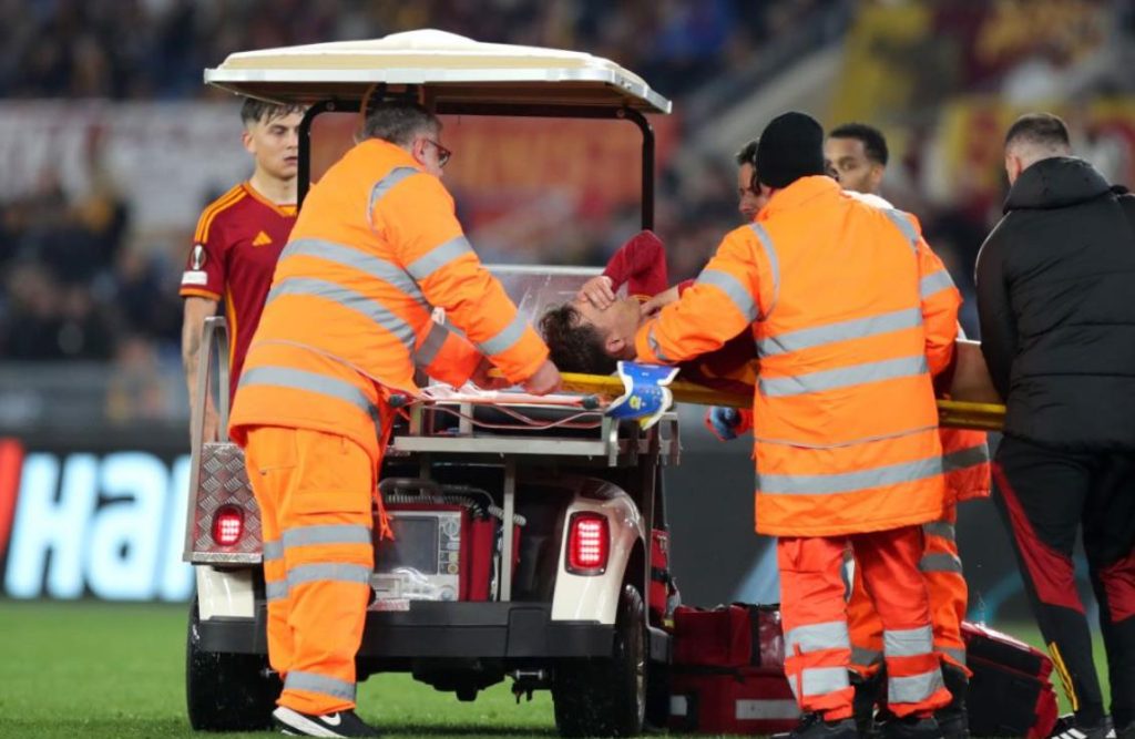 Va chạm vào đầu, hậu vệ Roma phải rời sân bằng cáng