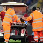 Va chạm vào đầu, hậu vệ Roma phải rời sân bằng cáng