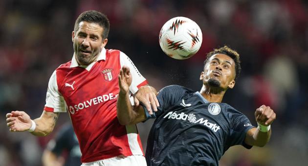 Van Persie thất bại ngay trận ra quân tại Europa League với Feyenoord