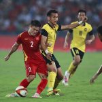 Văn Xuân chấn thương nặng, ôm mặt rời sân trên cáng