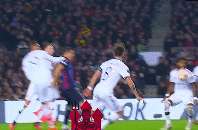 VAR gây tranh cãi trong trận MU hòa Barca