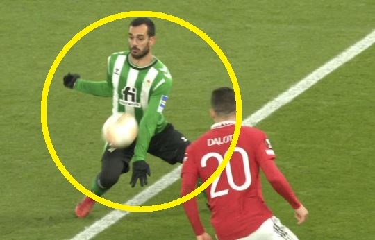 VAR gây tranh cãi trong trận thắng của Man United