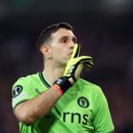 Vì sao Emi Martinez bị 2 thẻ vàng vẫn tiếp tục được thi đấu?