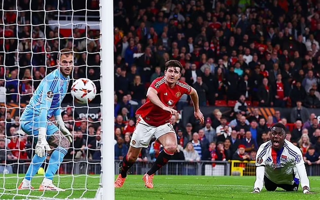 Vì sao Maguire và Mainoo đá tiền đạo trước Lyon?