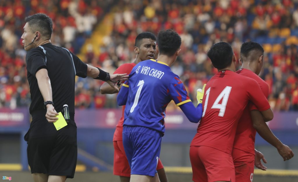 Việt Thắng chạy vào sân ngăn U22 Việt Nam xô xát