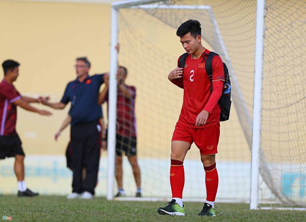 Việt Thắng ngăn HLV Troussier khiêng khung thành