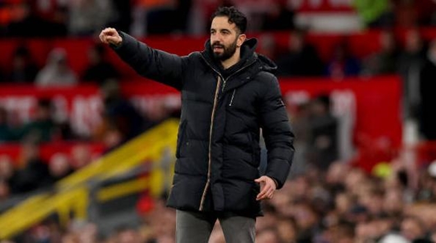 Vô địch Europa League chẳng thể giúp M.U giải quyết những rắc rối