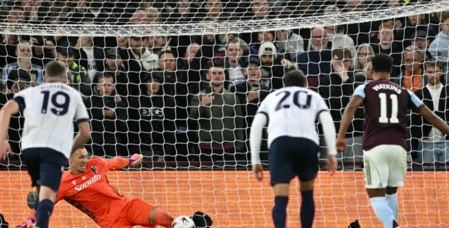 Watkins sút hỏng phạt đền, Emery và McGinn lên tiếng bảo vệ