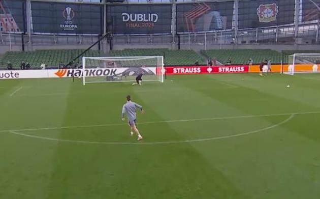 Xabi Alonso ‘vẽ cầu vồng’ ở Dublin