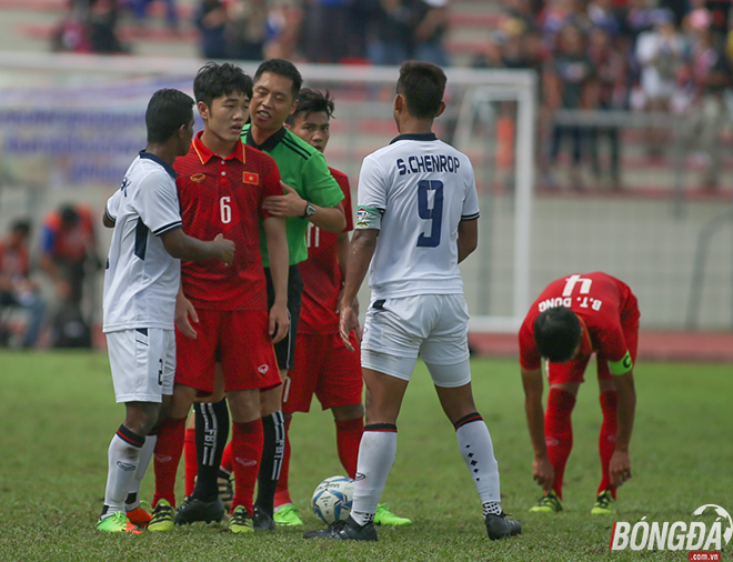 Xuân Trường nổi nóng khi Tuấn Anh bị chơi tiểu xảo