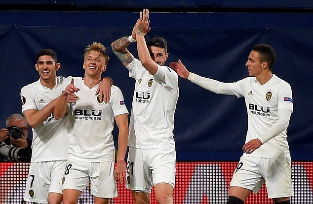 Xuyên thủng Tàu ngầm vàng, Bầy dơi đụng Pháo thủ ở bán kết