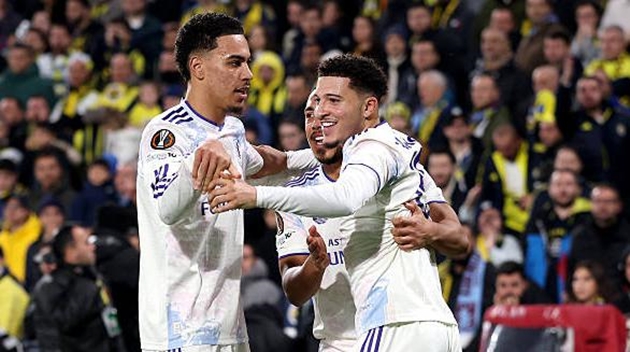 Sancho hóa người hùng giúp Villa giành vé sớm